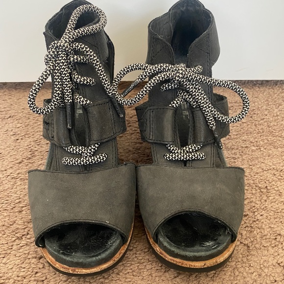 Sorel | Joanie lace wedge| black | size 8 - Picture 4 of 5